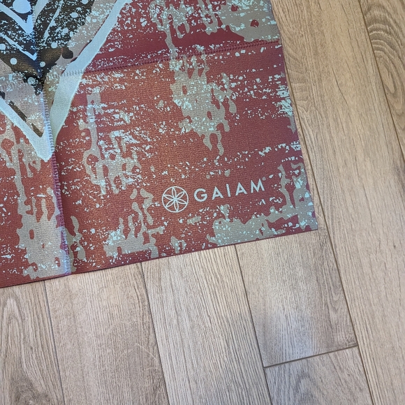 Gaiam folding travel yoga mat - Picture 3 of 5